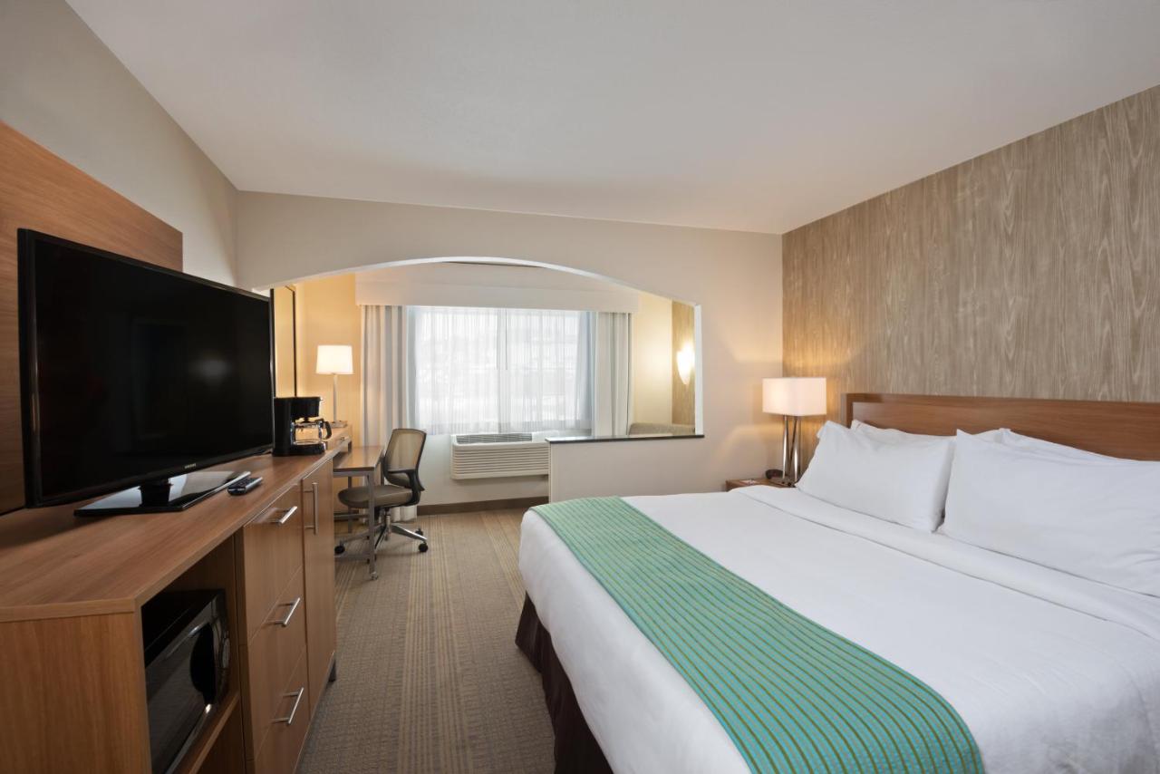 King Leisure Room at Holiday Inn Express & Suites Fraser - Winter Park Area by IHG