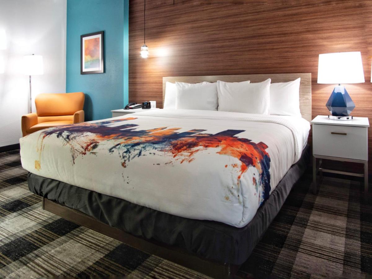 King Room at La Quinta Inn & Suites by Wyndham Oklahoma City Airport