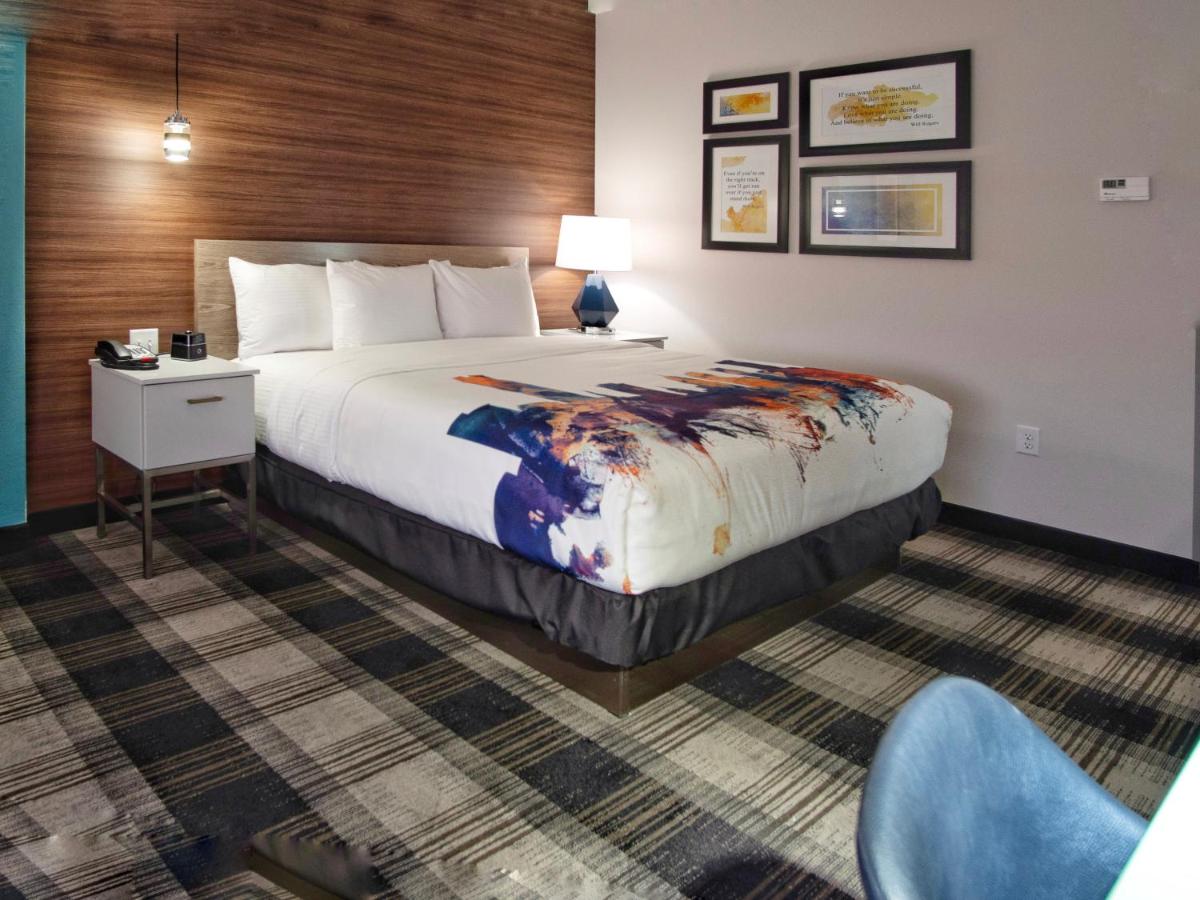 Deluxe King Room - Mobility Access/Non-Smoking at La Quinta Inn & Suites by Wyndham Oklahoma City Airport