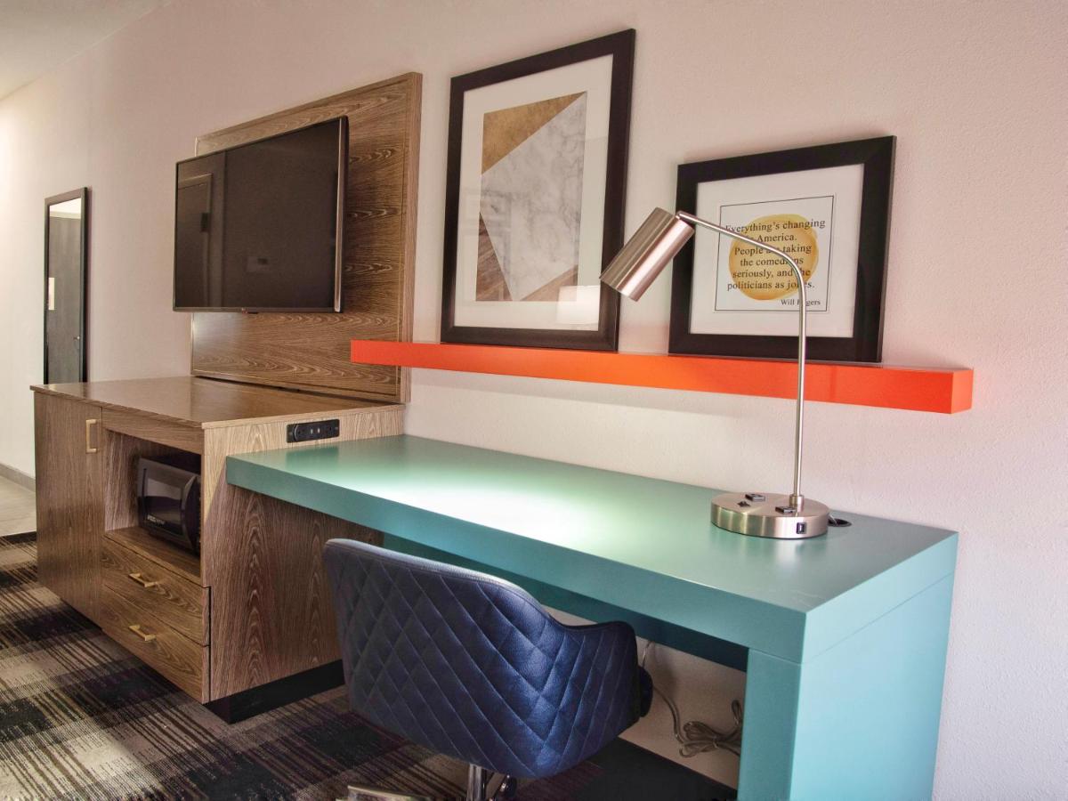 King Room at La Quinta Inn & Suites by Wyndham Oklahoma City Airport
