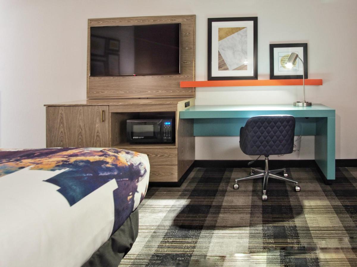King Room at La Quinta Inn & Suites by Wyndham Oklahoma City Airport