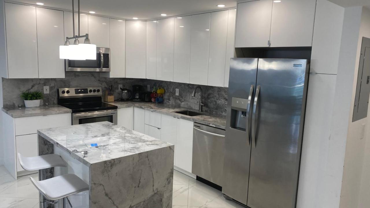 Apartment with Pool View at Collins Avenue Apartment