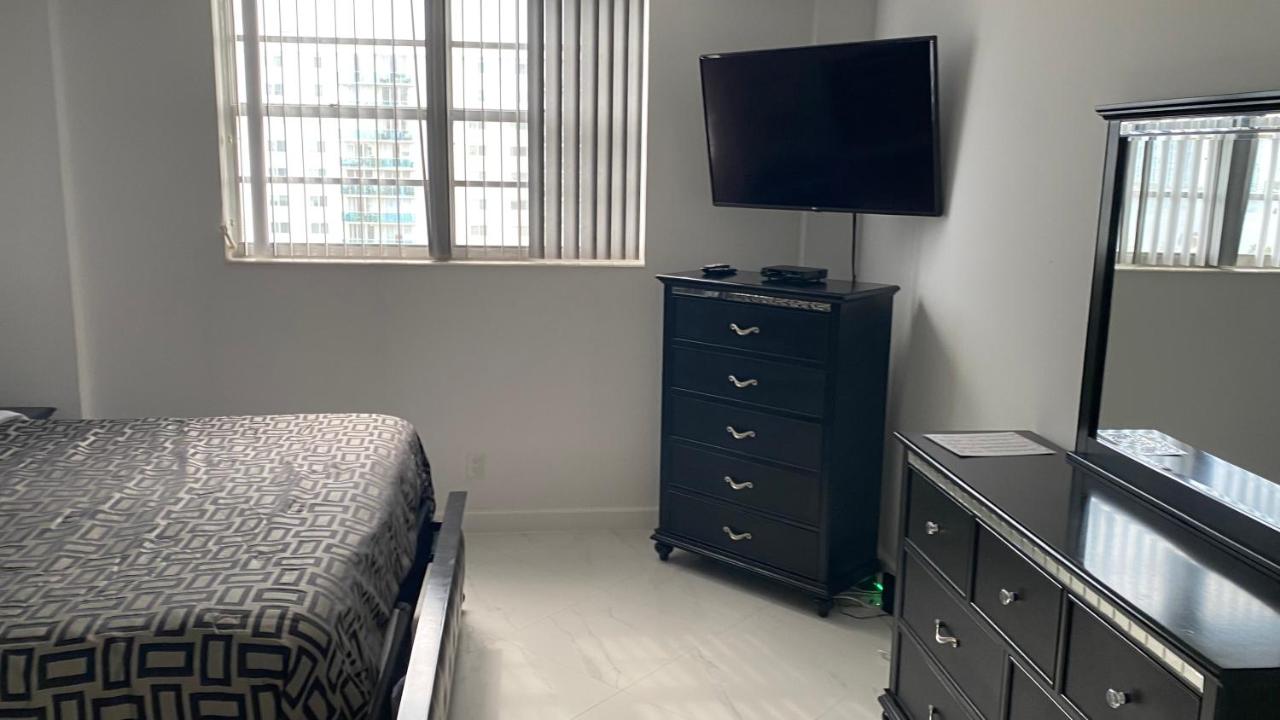 Apartment with Pool View at Collins Avenue Apartment
