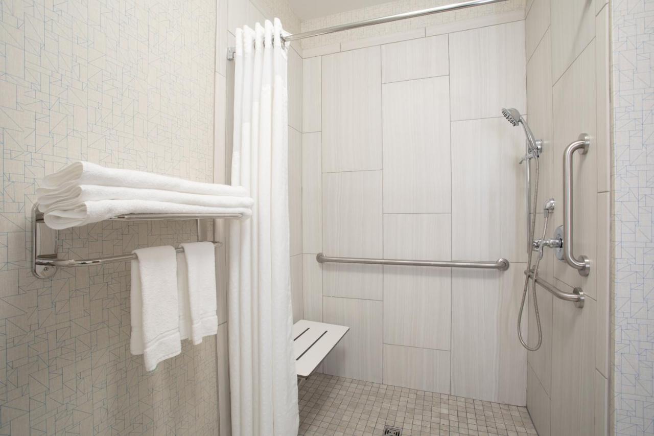 King Room - Mobility Access Roll in Shower/Non-Smoking at Holiday Inn Express Hotel & Suites Longmont by IHG