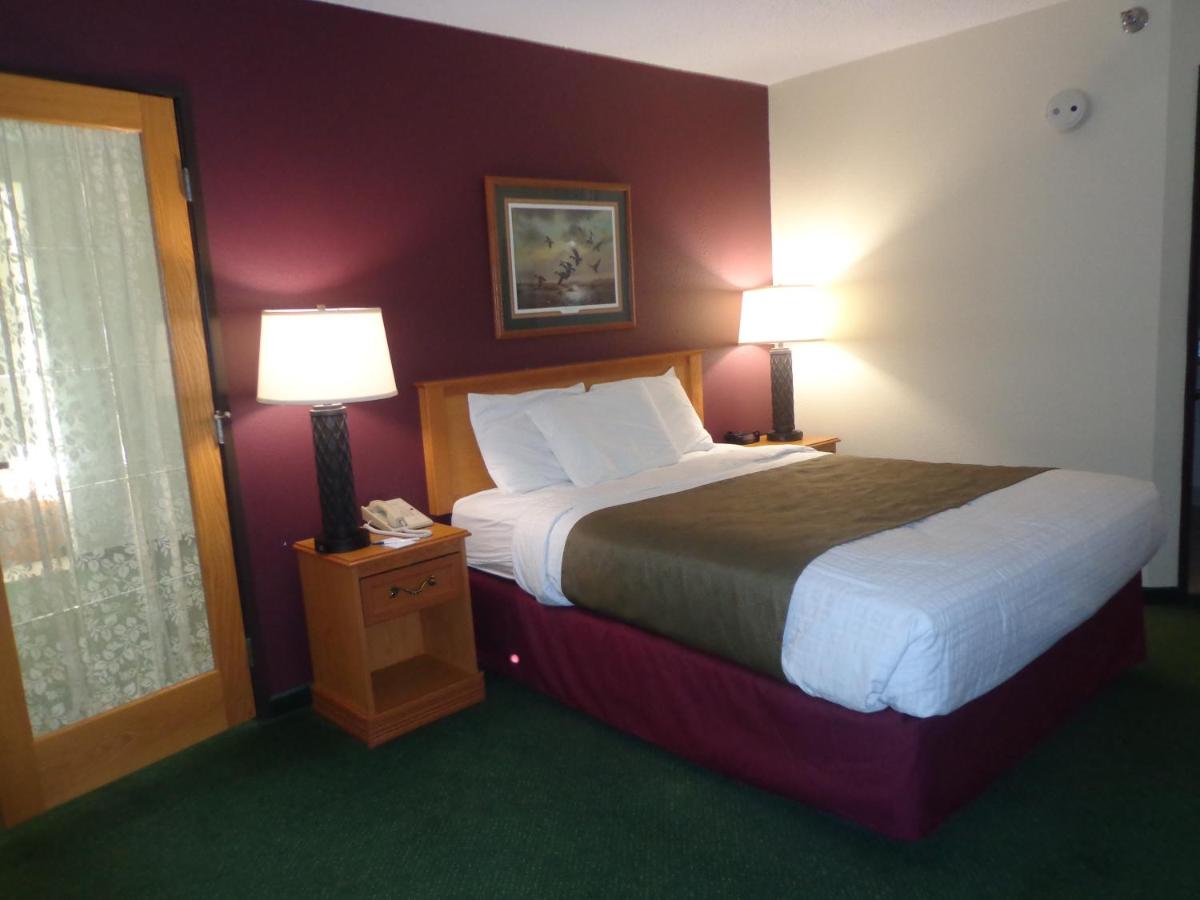 Queen Room - Mobility Access/Non-Smoking at AmericInn by Wyndham Madison SD