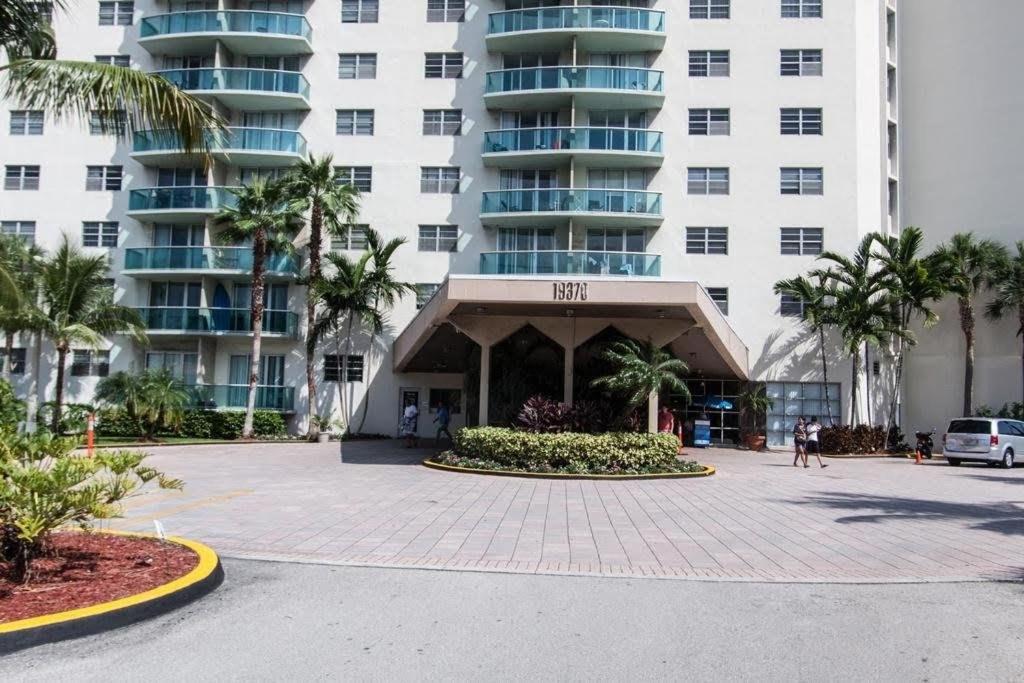 Apartment with Balcony at Collins Avenue Apartment