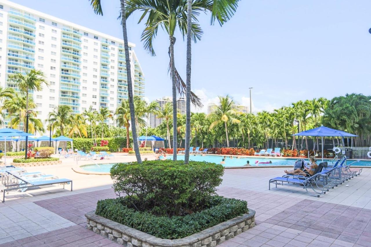 Apartment with Balcony at Collins Avenue Apartment