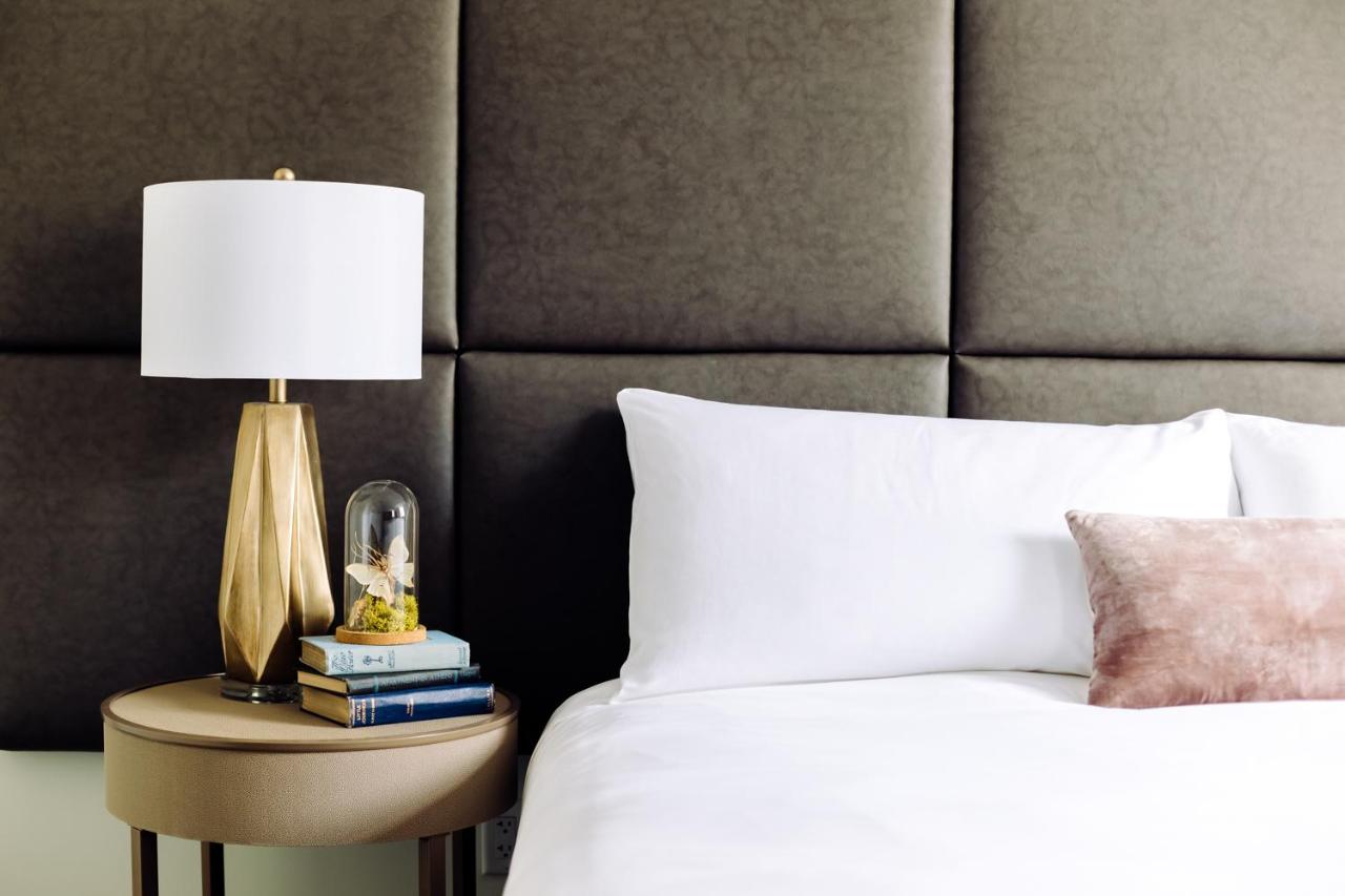 King Room at Hotel Deco Omaha, Tapestry Collection by Hilton