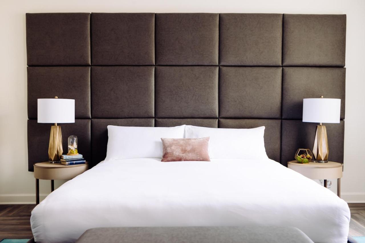 King Room at Hotel Deco Omaha, Tapestry Collection by Hilton
