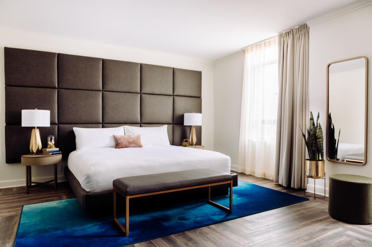 King Room at Hotel Deco Omaha, Tapestry Collection by Hilton