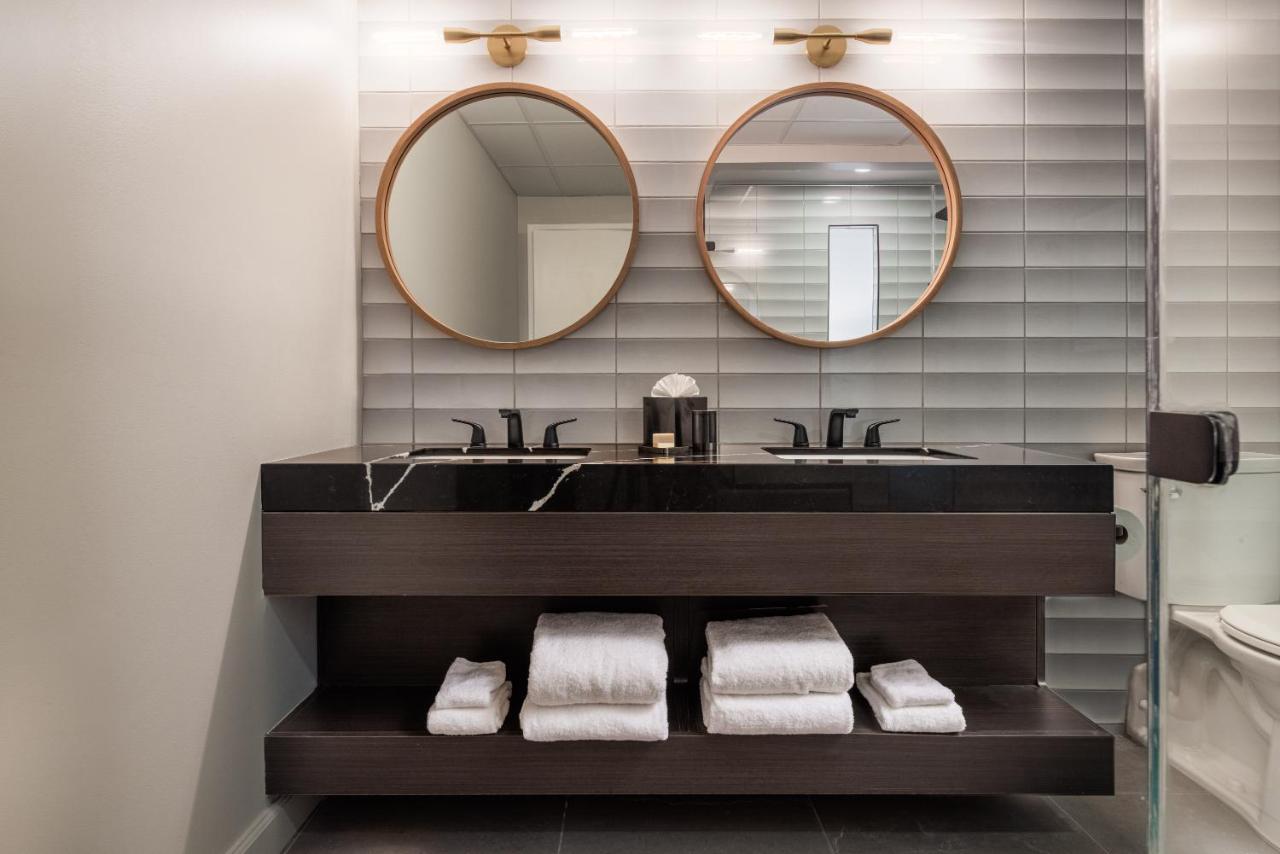 Deluxe Queen Suite at Hotel Deco Omaha, Tapestry Collection by Hilton