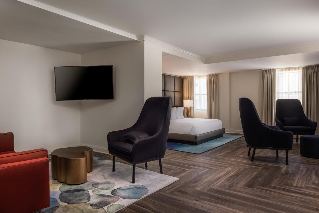 Deluxe King Suite at Hotel Deco Omaha, Tapestry Collection by Hilton