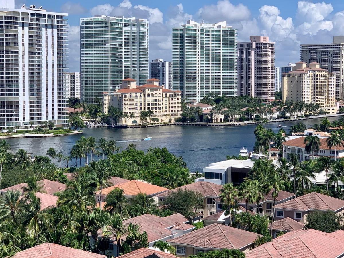 Queen Suite with Sea View at Collins Avenue Apartment