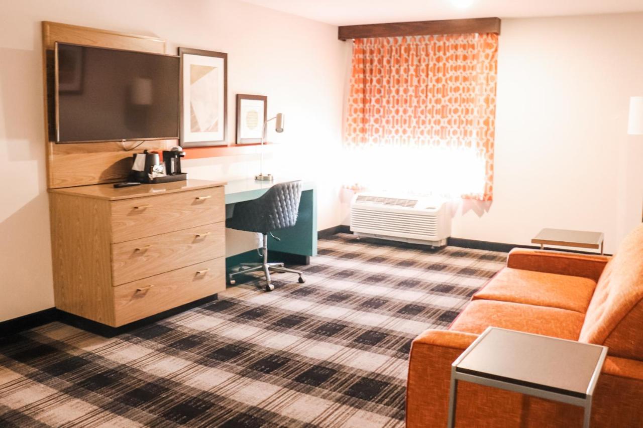 One-Bedroom King Suite - Mobility Access/Non-Smoking at La Quinta Inn & Suites by Wyndham Oklahoma City Airport