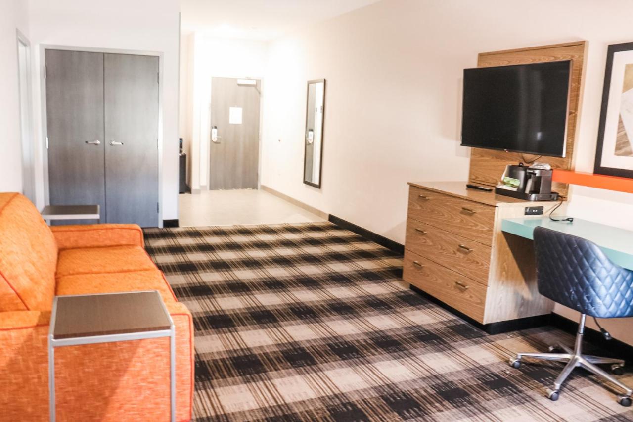 One-Bedroom King Suite - Mobility Access/Non-Smoking at La Quinta Inn & Suites by Wyndham Oklahoma City Airport