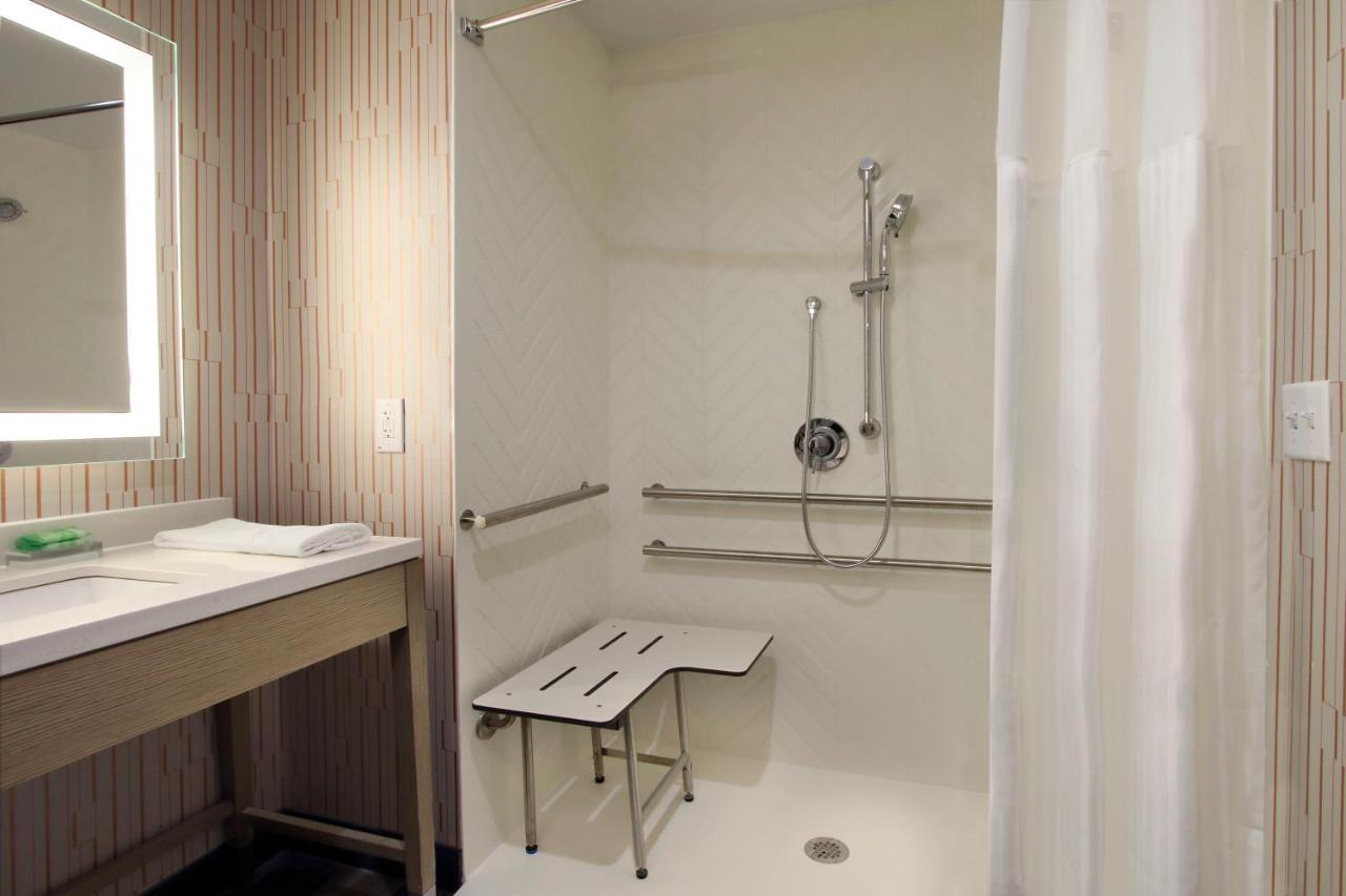 King Room - Hearing Accessible - Roll-in Shower at Holiday Inn Hattiesburg - North by IHG