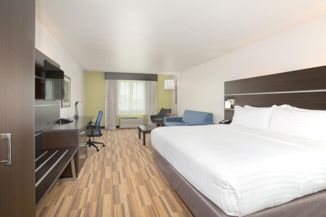 King Suite at Holiday Inn Express and Suites Lincoln I - 80 by IHG