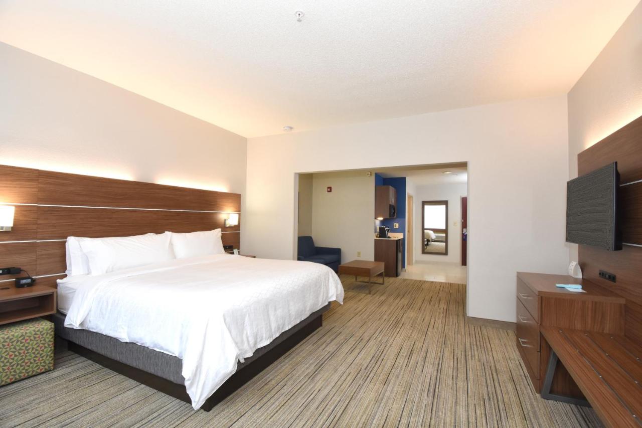 King Suite - Non-Smoking at Holiday Inn Express Hotel & Suites Southern Pines by IHG