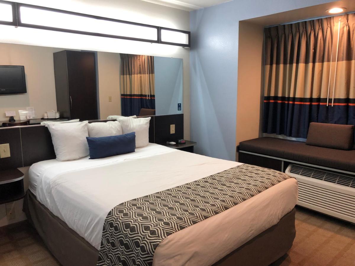 Queen Room - Non-Smoking at Microtel Inn & Suites by Wyndham Klamath Falls