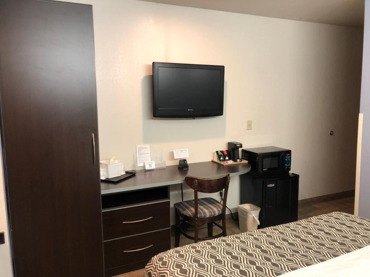 Queen Room - Non-Smoking at Microtel Inn & Suites by Wyndham Klamath Falls
