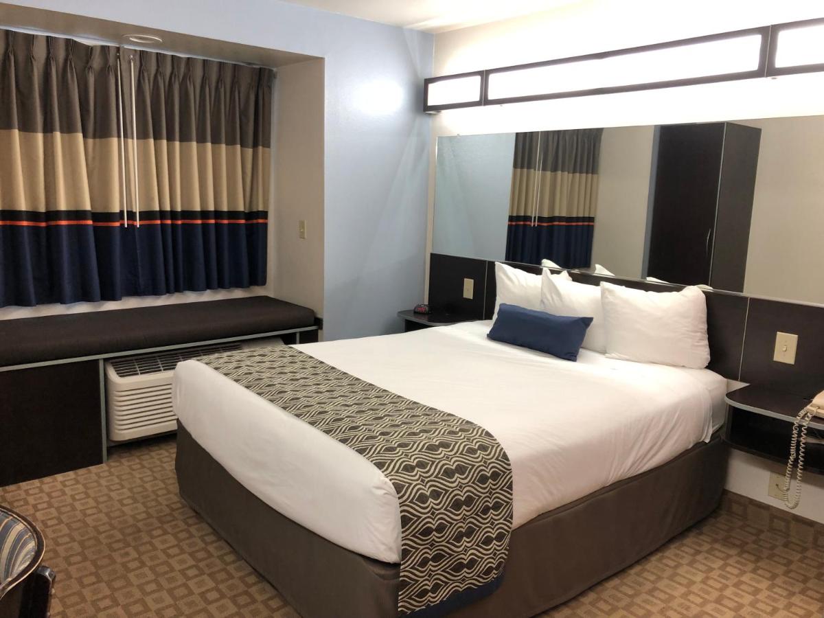 Queen Room - Disability Access - Non-Smoking at Microtel Inn & Suites by Wyndham Klamath Falls