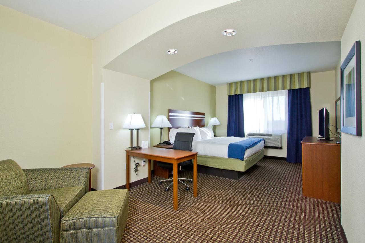 King Leisure - Hearing and Vision Impaired at Holiday Inn Express Hotel & Suites Denver East-Peoria Street by IHG