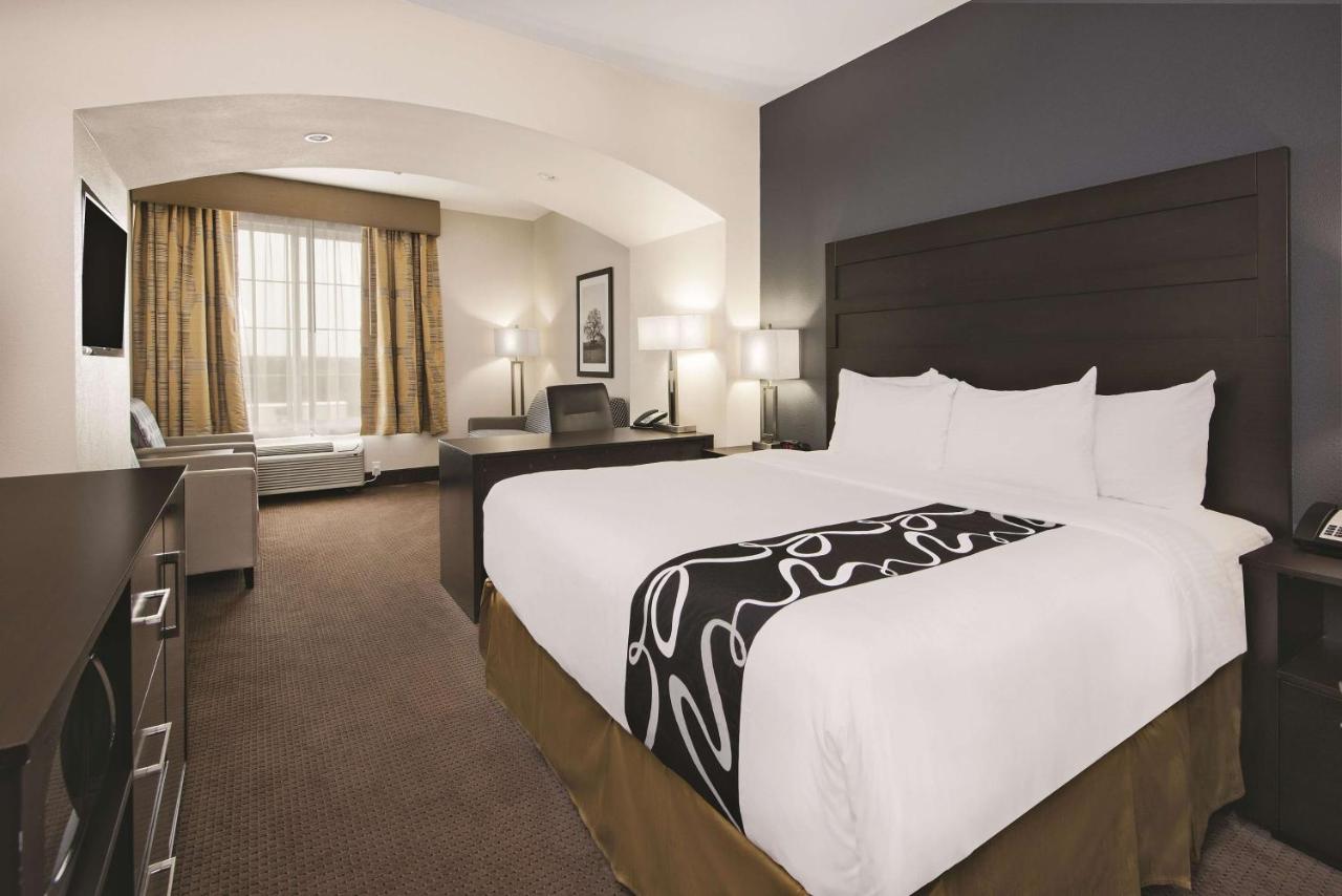King Room at La Quinta Inn & Suites by Wyndham Karnes City - Kenedy