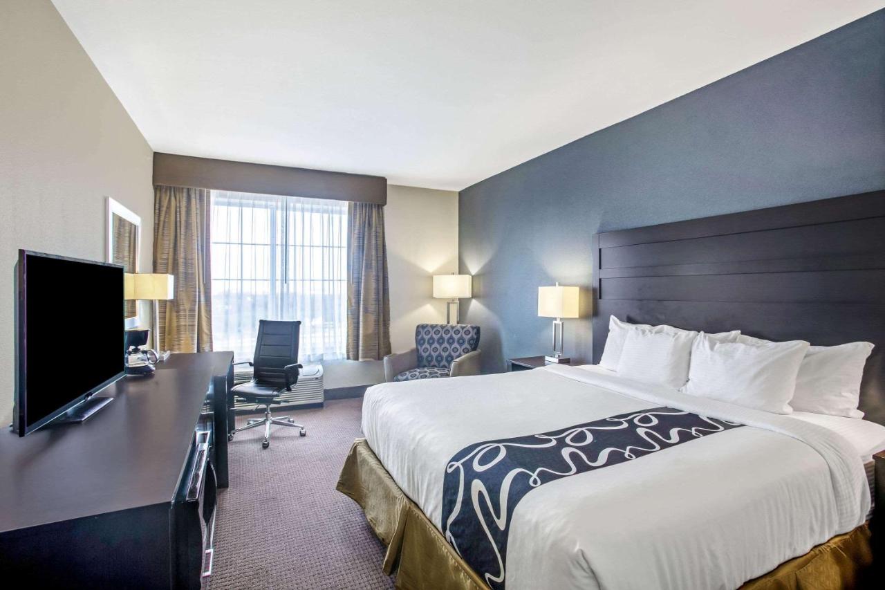 1 King, Dlx Mobility/Hearing Access,Countryside View,Tub w/Grab Bars, No Smoking at La Quinta Inn & Suites by Wyndham Karnes City - Kenedy