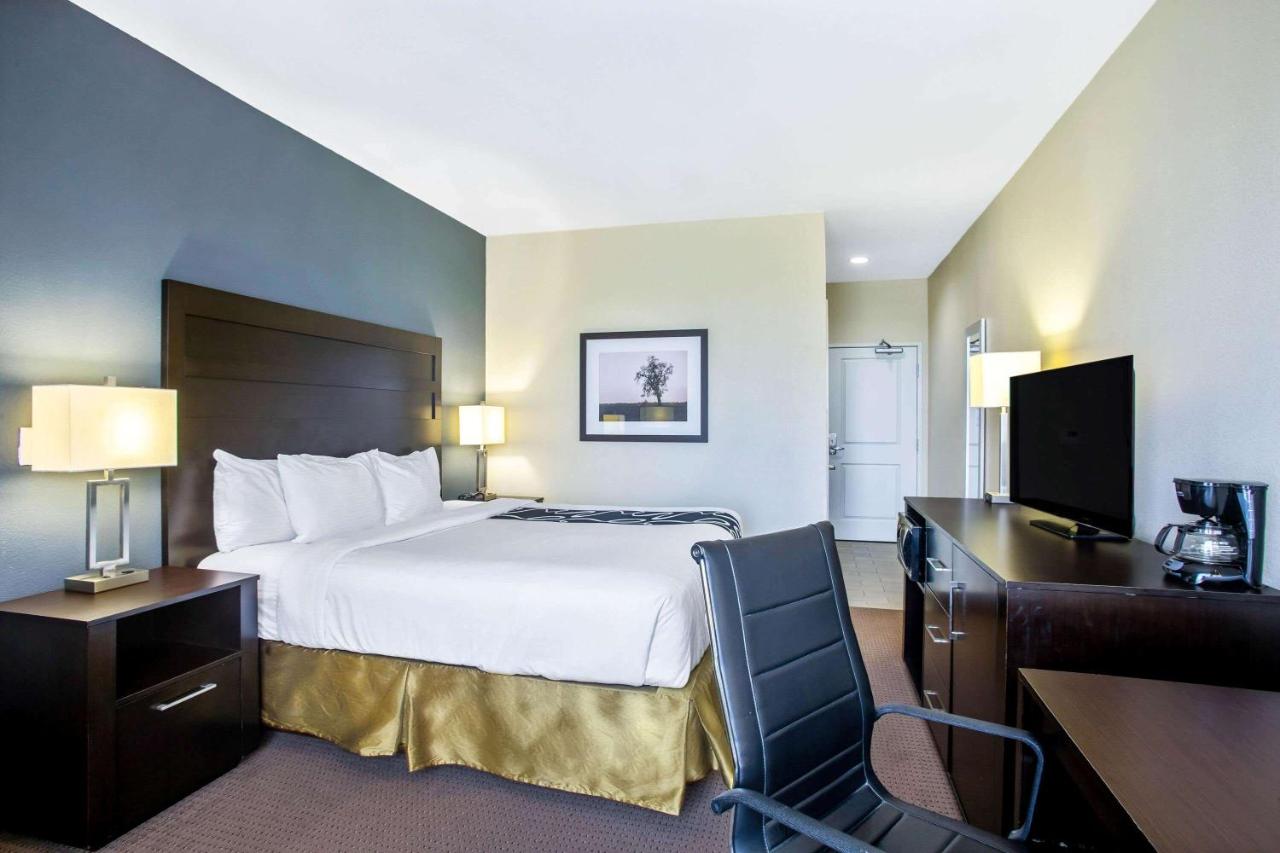 Deluxe King Room at La Quinta Inn & Suites by Wyndham Karnes City - Kenedy