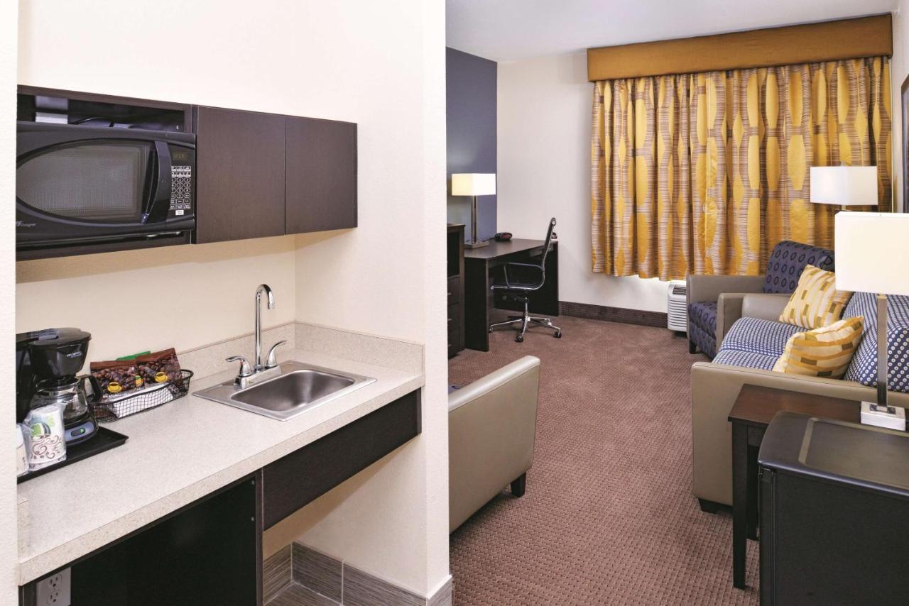 1 King,Dlx Mobility/Hearing Access Family Ste,Countryside,Tub w/Grab Bars,NSMK at La Quinta Inn & Suites by Wyndham Karnes City - Kenedy