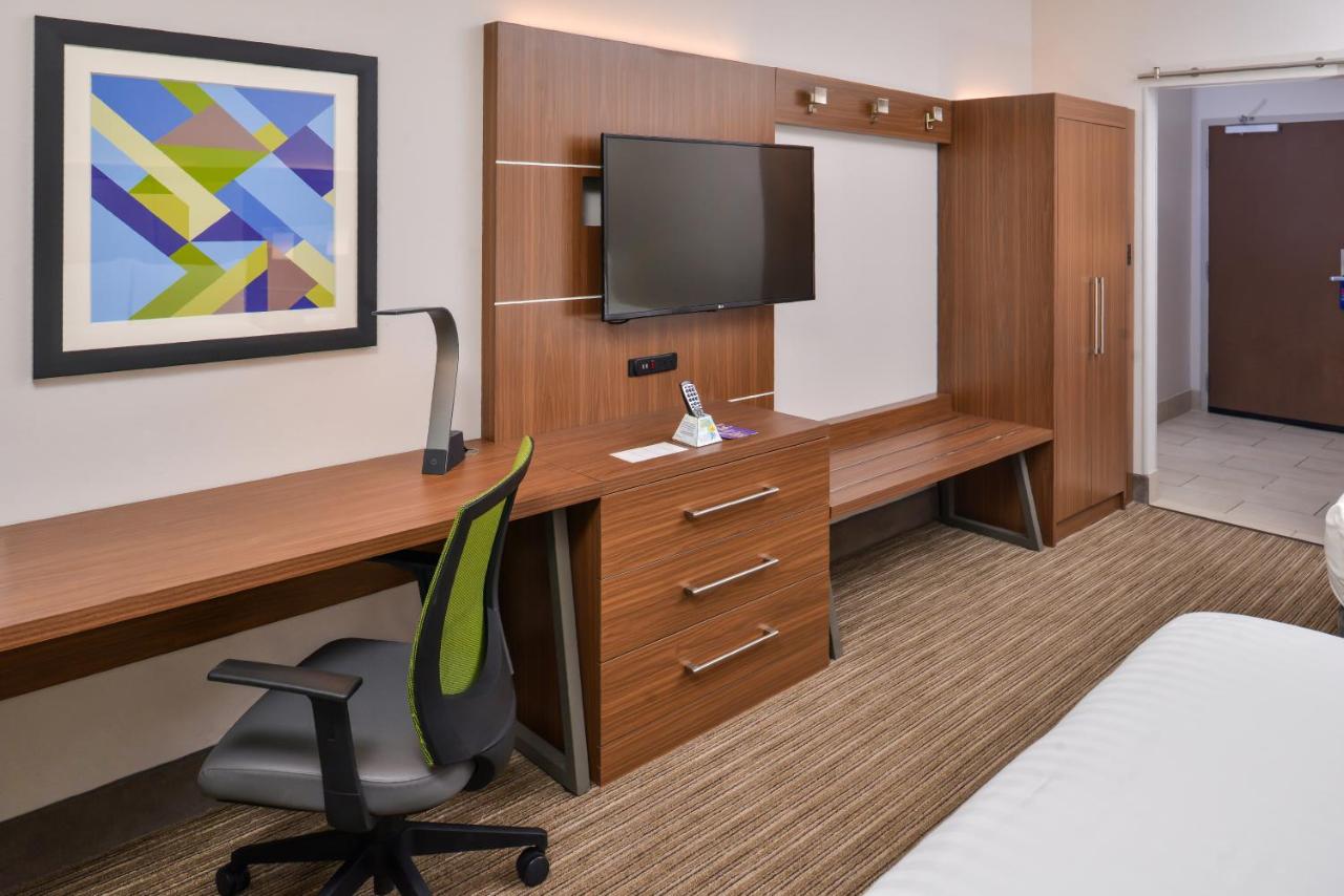 Queen Room with Two Queen Beds at Holiday Inn Express & Suites Van Horn by IHG