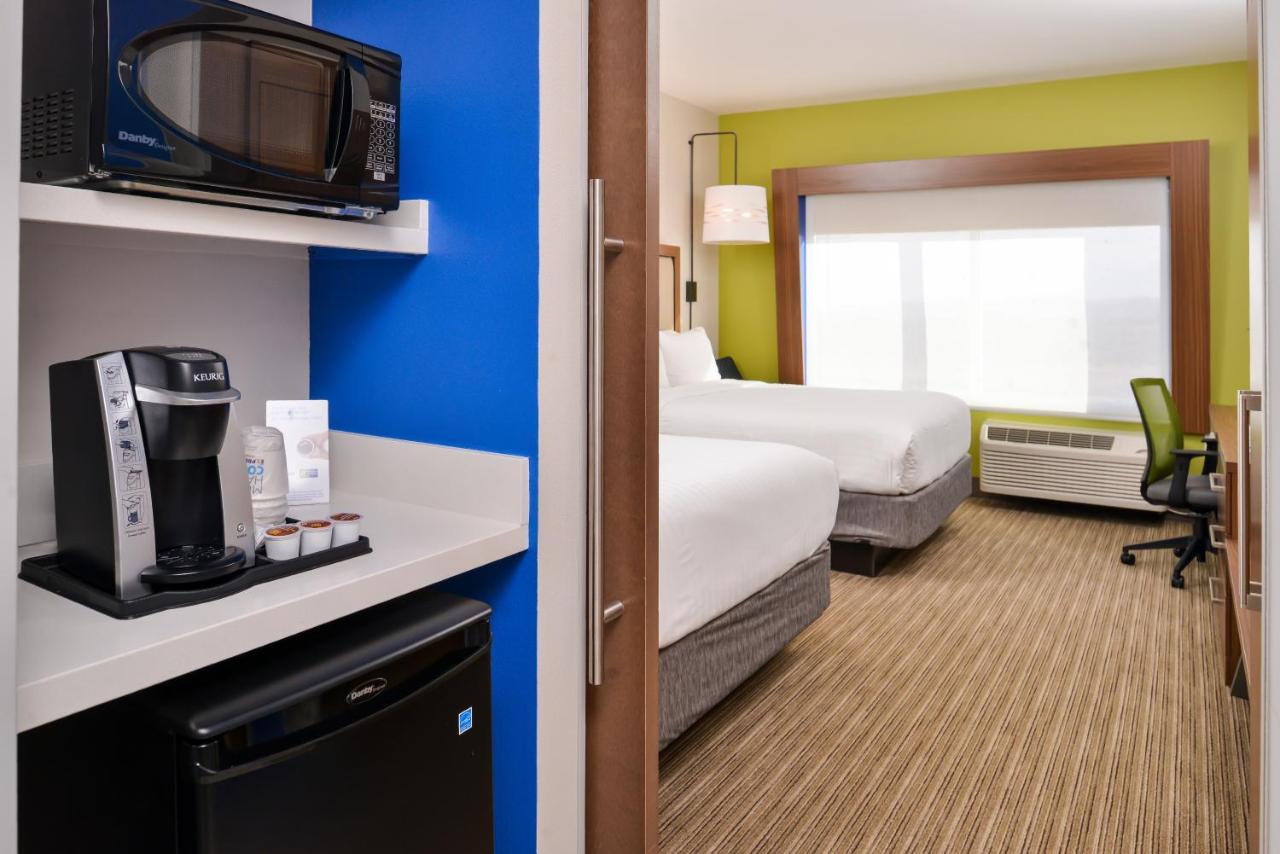Queen Room with Two Queen Beds at Holiday Inn Express & Suites Van Horn by IHG
