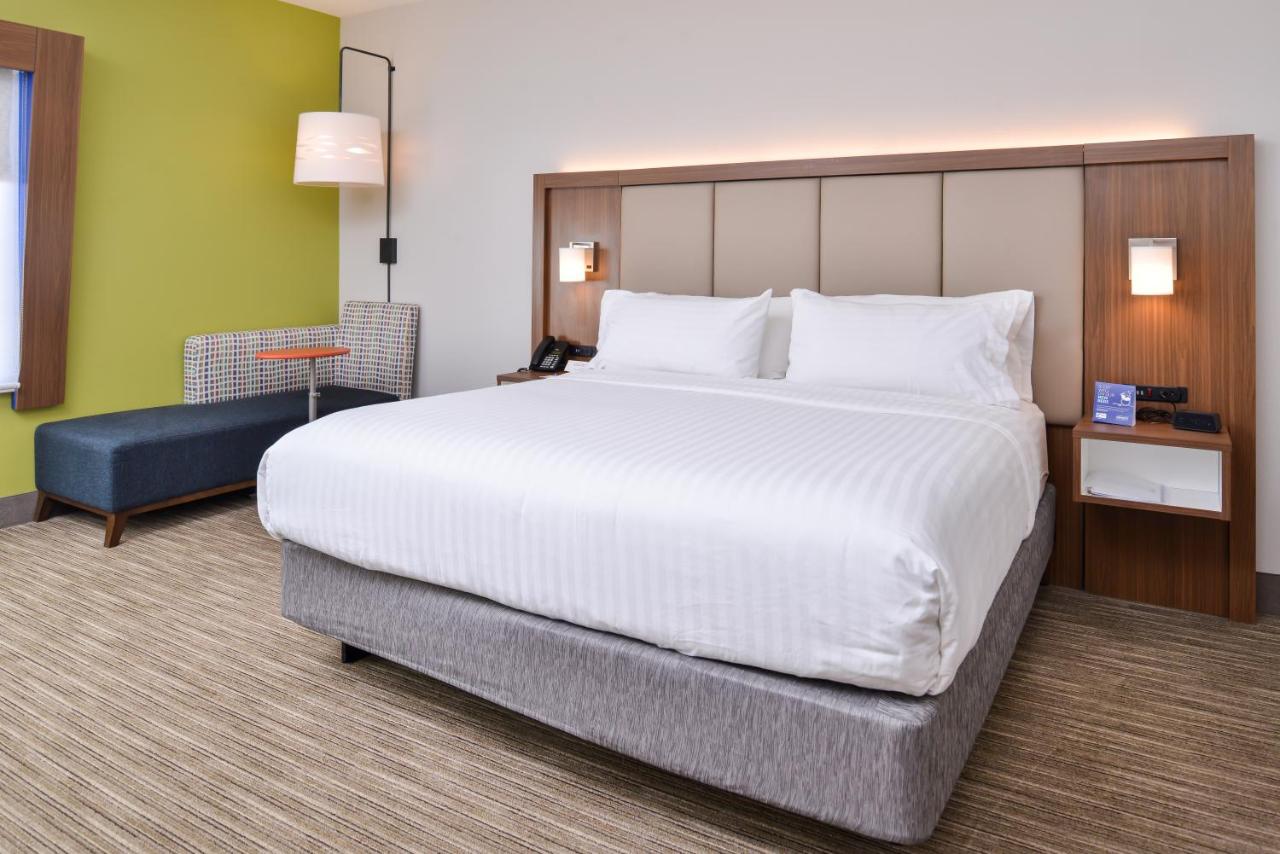 Queen Room with Two Queen Beds - Disability Access Tub/Non-Smoking at Holiday Inn Express & Suites Van Horn by IHG