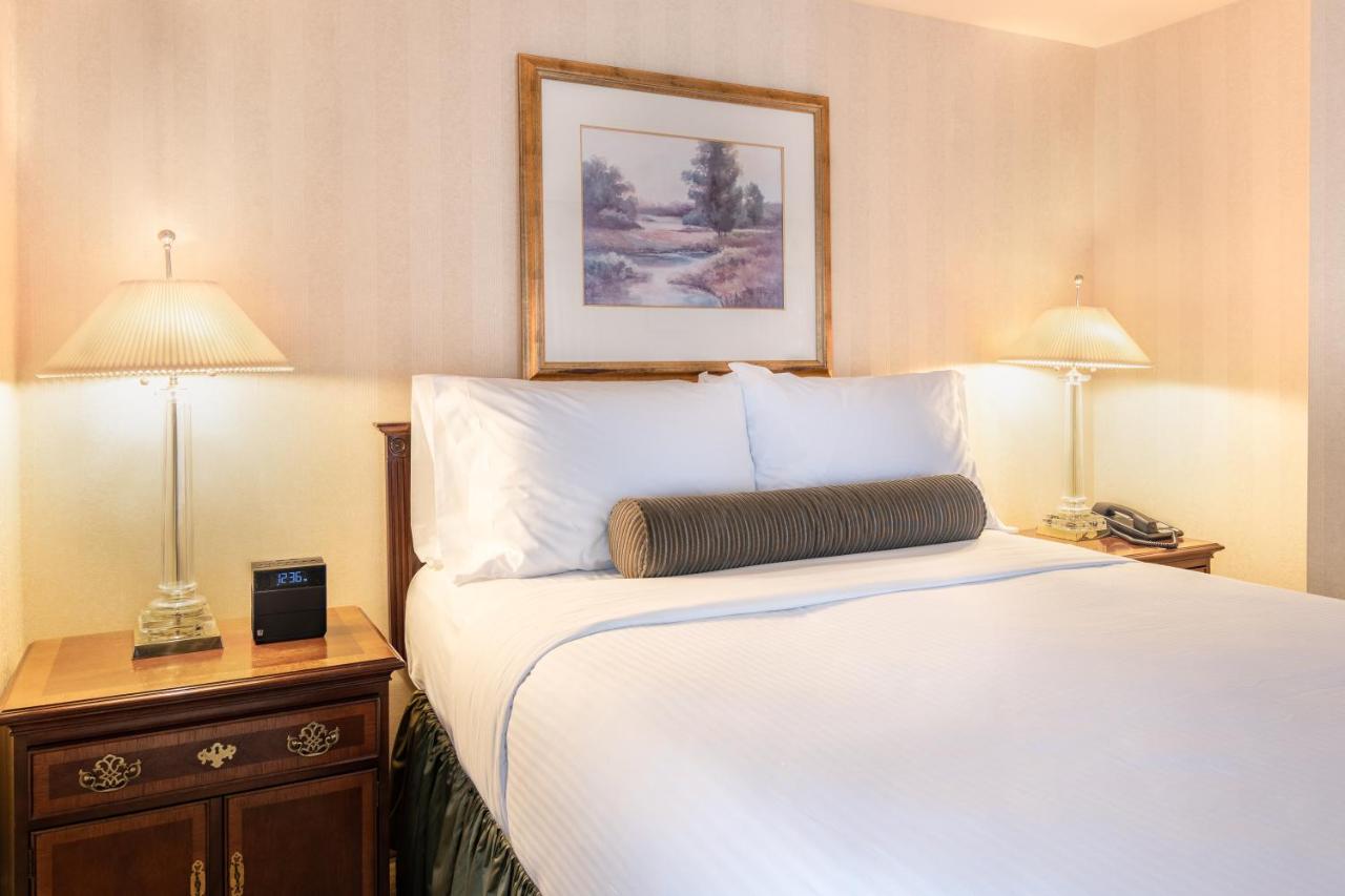 Deluxe Queen Room at Mayflower Park Hotel
