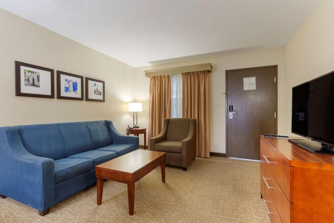 Queen Suite with Two Queen Beds and Sofa Bed at Comfort Suites Fredericksburg South