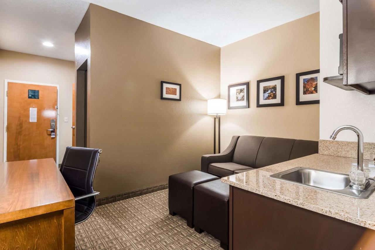 King Suite - Non-Smoking at Comfort Suites