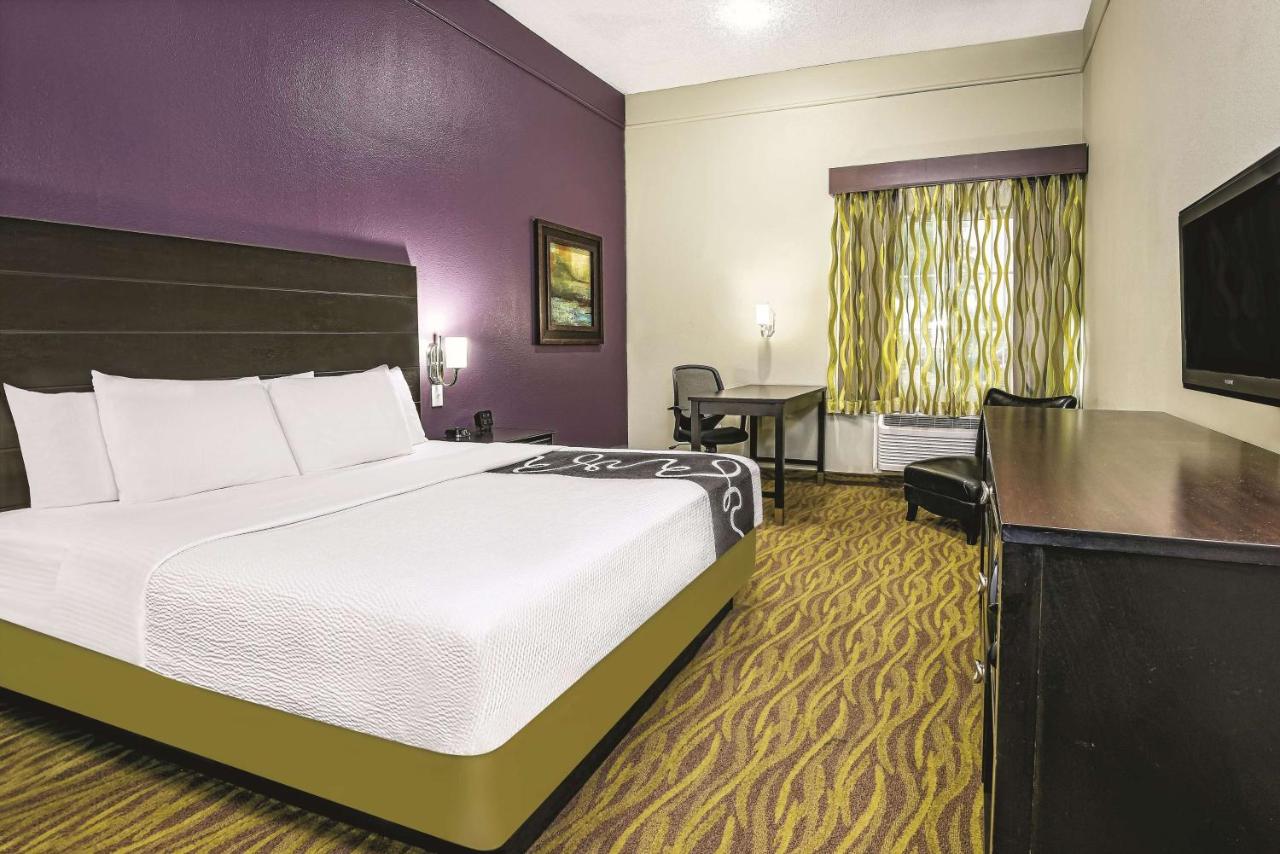 King Room with Roll-In Shower - Mobility/Hearing Accessible - Non-Smoking at La Quinta Inn & Suites by Wyndham Laredo Airport