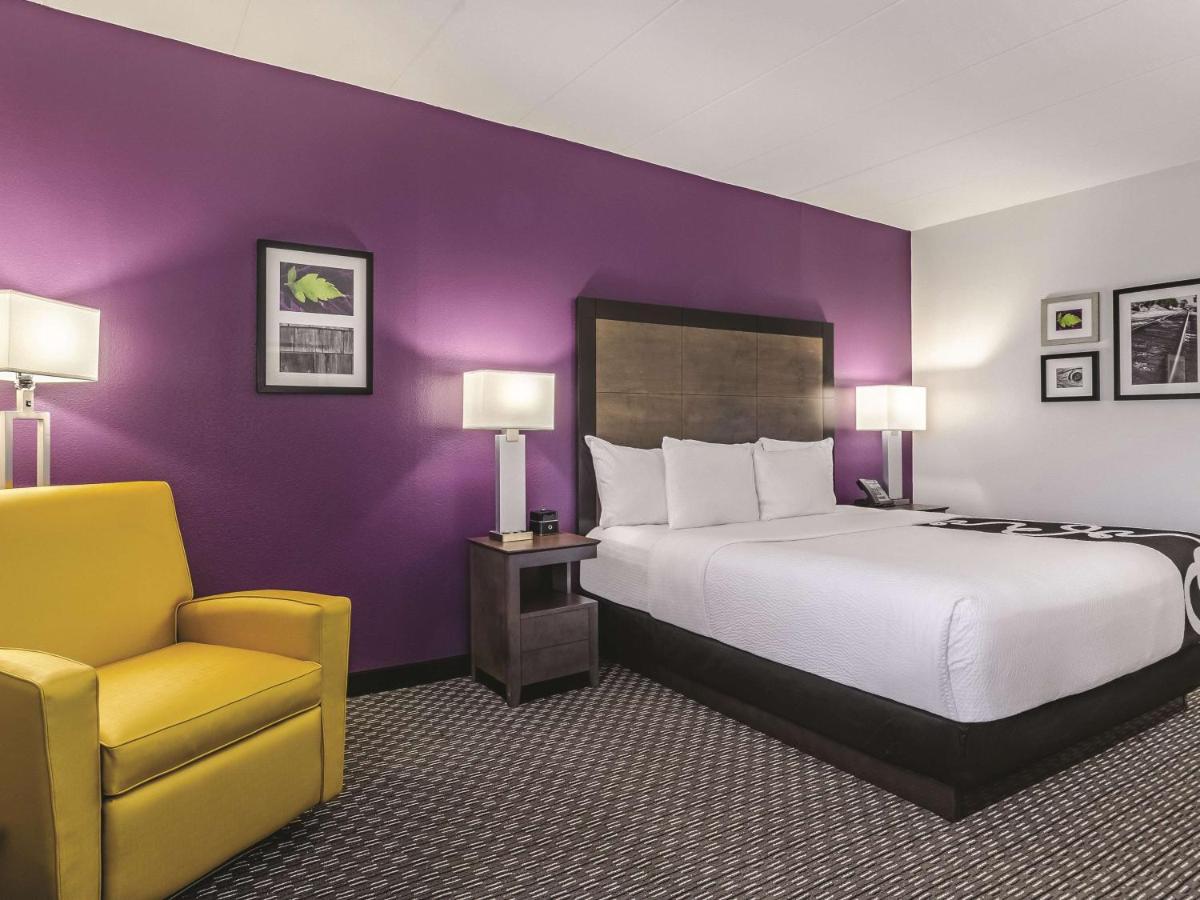 Deluxe King Room at La Quinta Inn & Suites by Wyndham Warwick Providence Airport