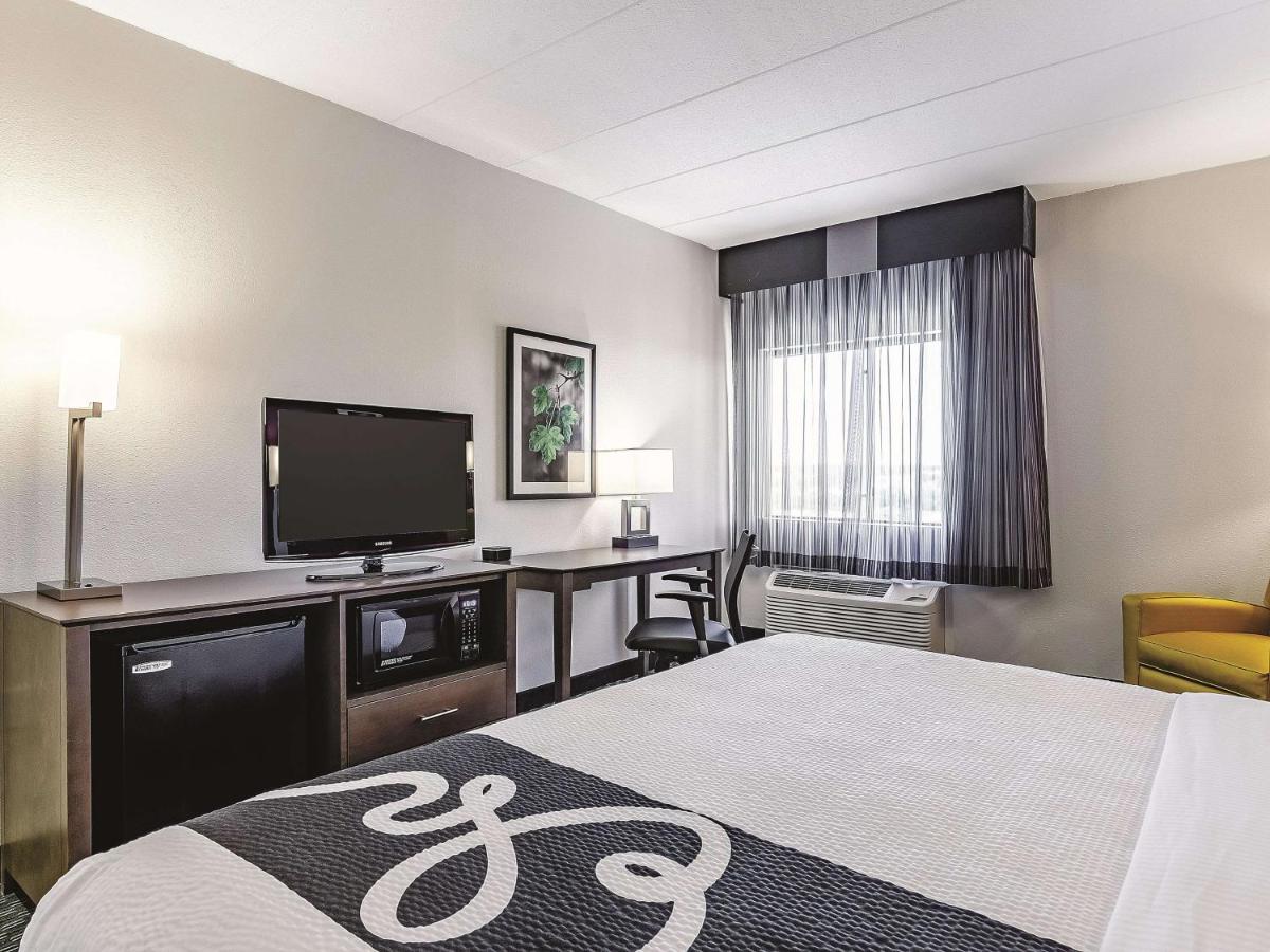 Deluxe King Room at La Quinta Inn & Suites by Wyndham Warwick Providence Airport