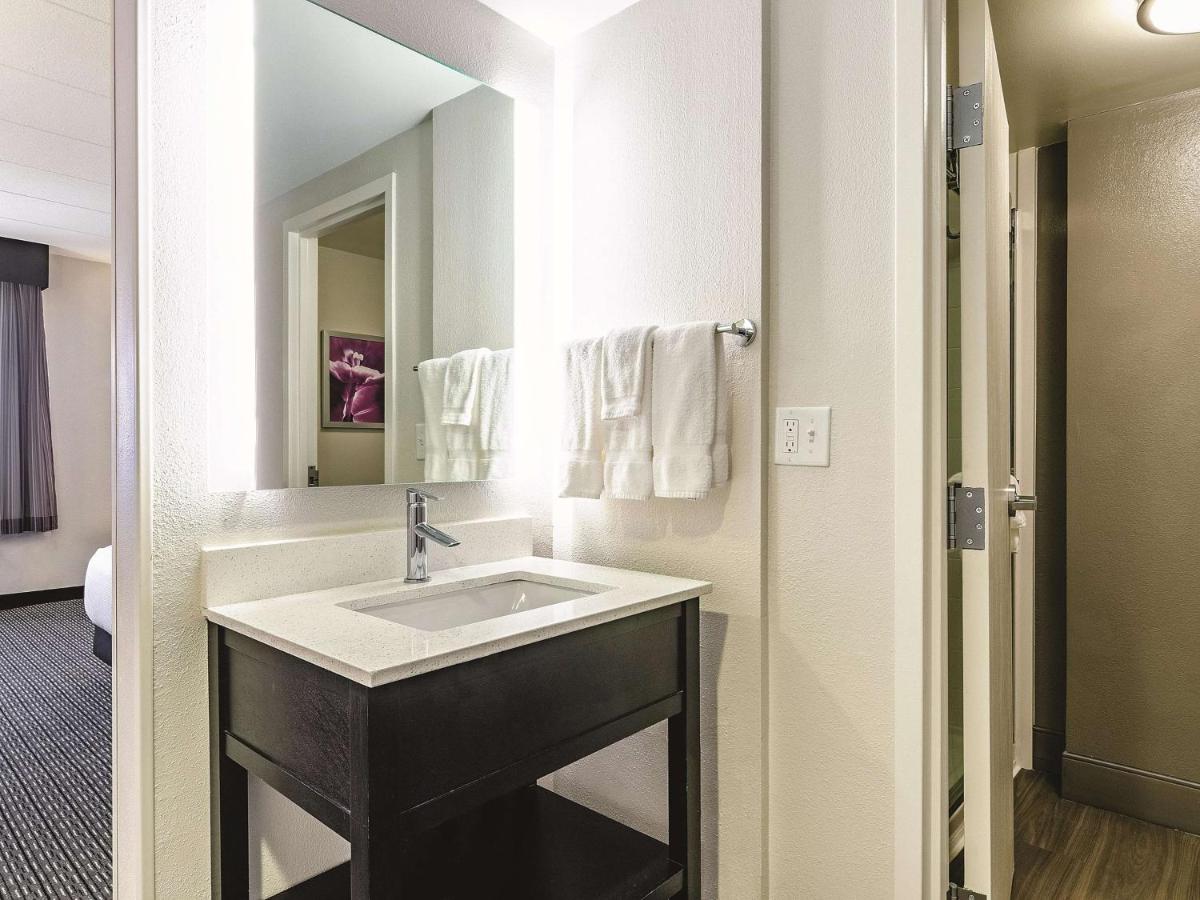 Deluxe King Room at La Quinta Inn & Suites by Wyndham Warwick Providence Airport