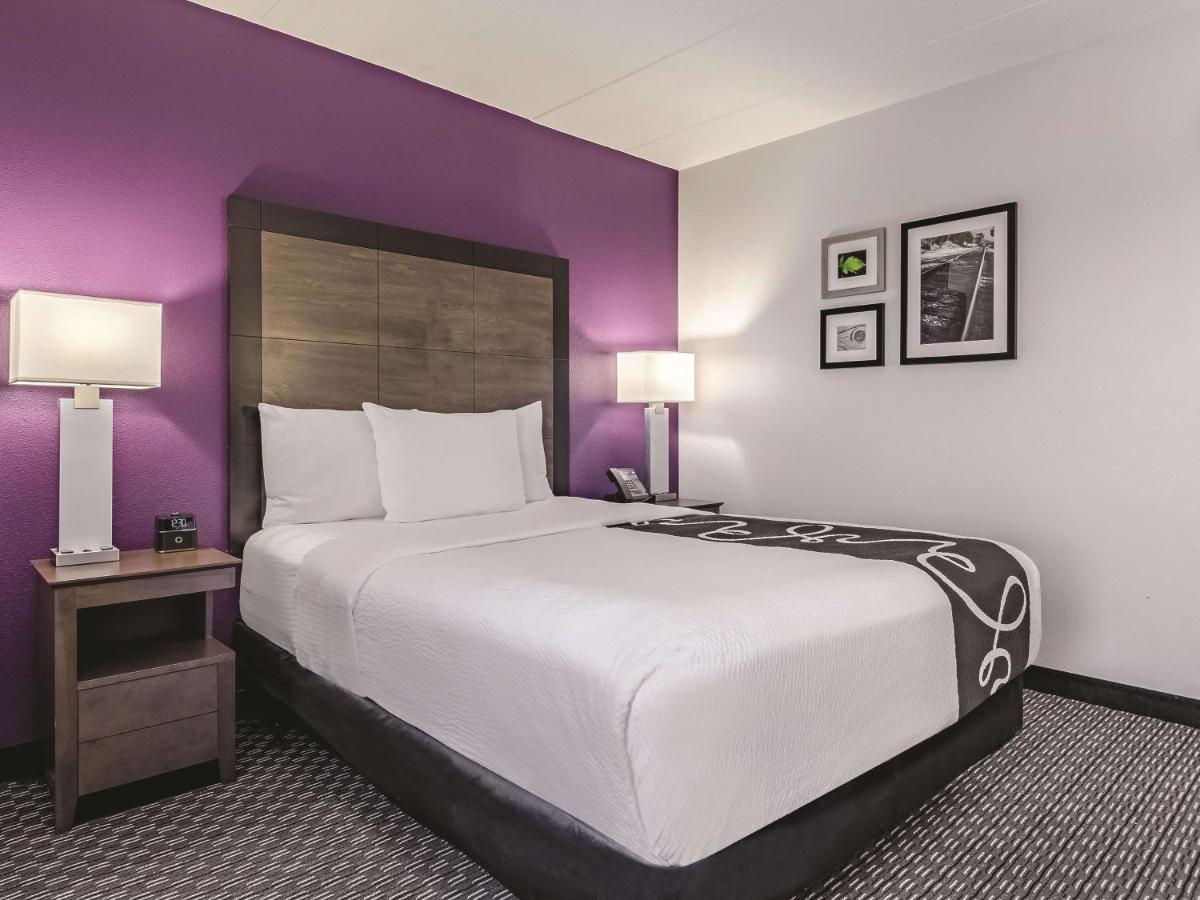 Queen Room - Disability Access at La Quinta Inn & Suites by Wyndham Warwick Providence Airport