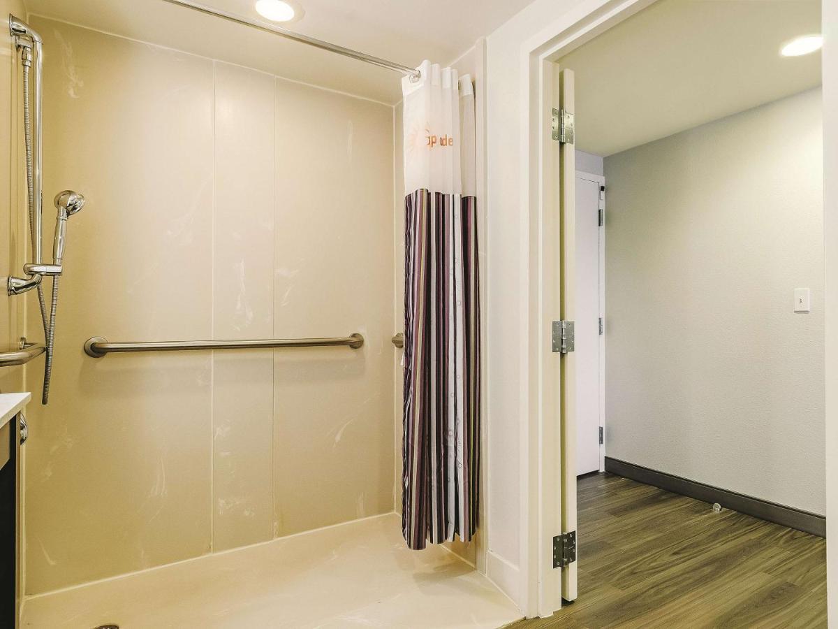 Queen Room - Disability Access at La Quinta Inn & Suites by Wyndham Warwick Providence Airport