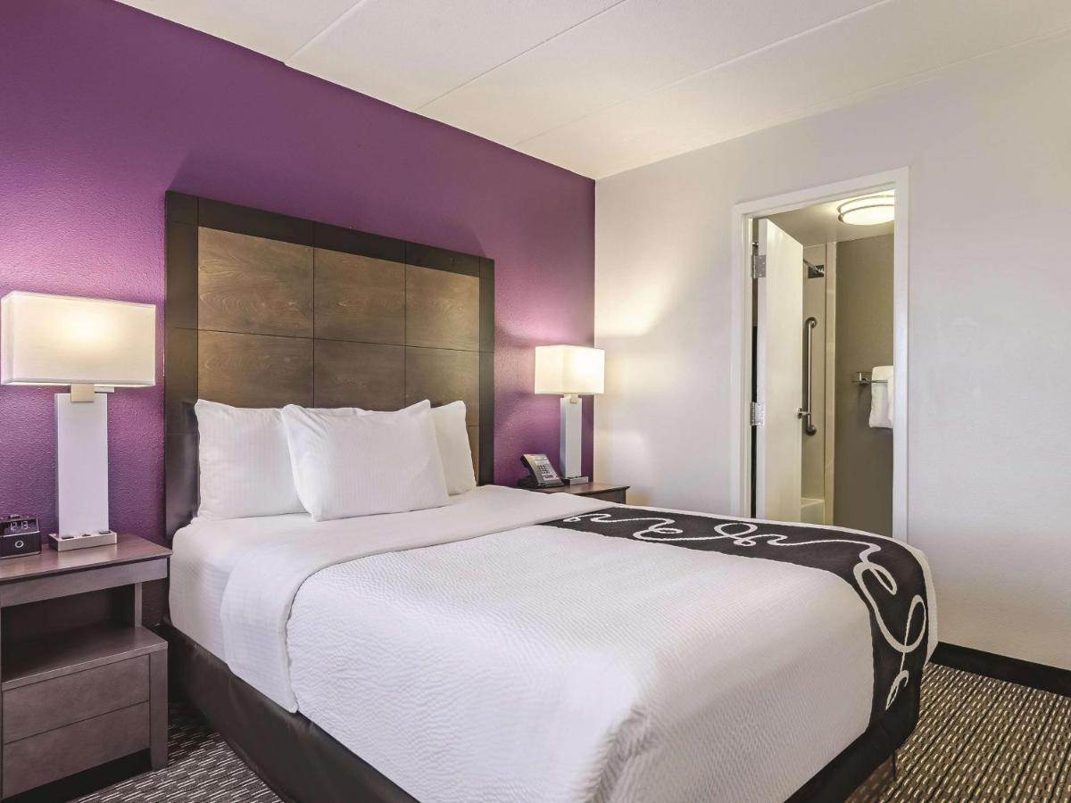 Queen Room at La Quinta Inn & Suites by Wyndham Warwick Providence Airport