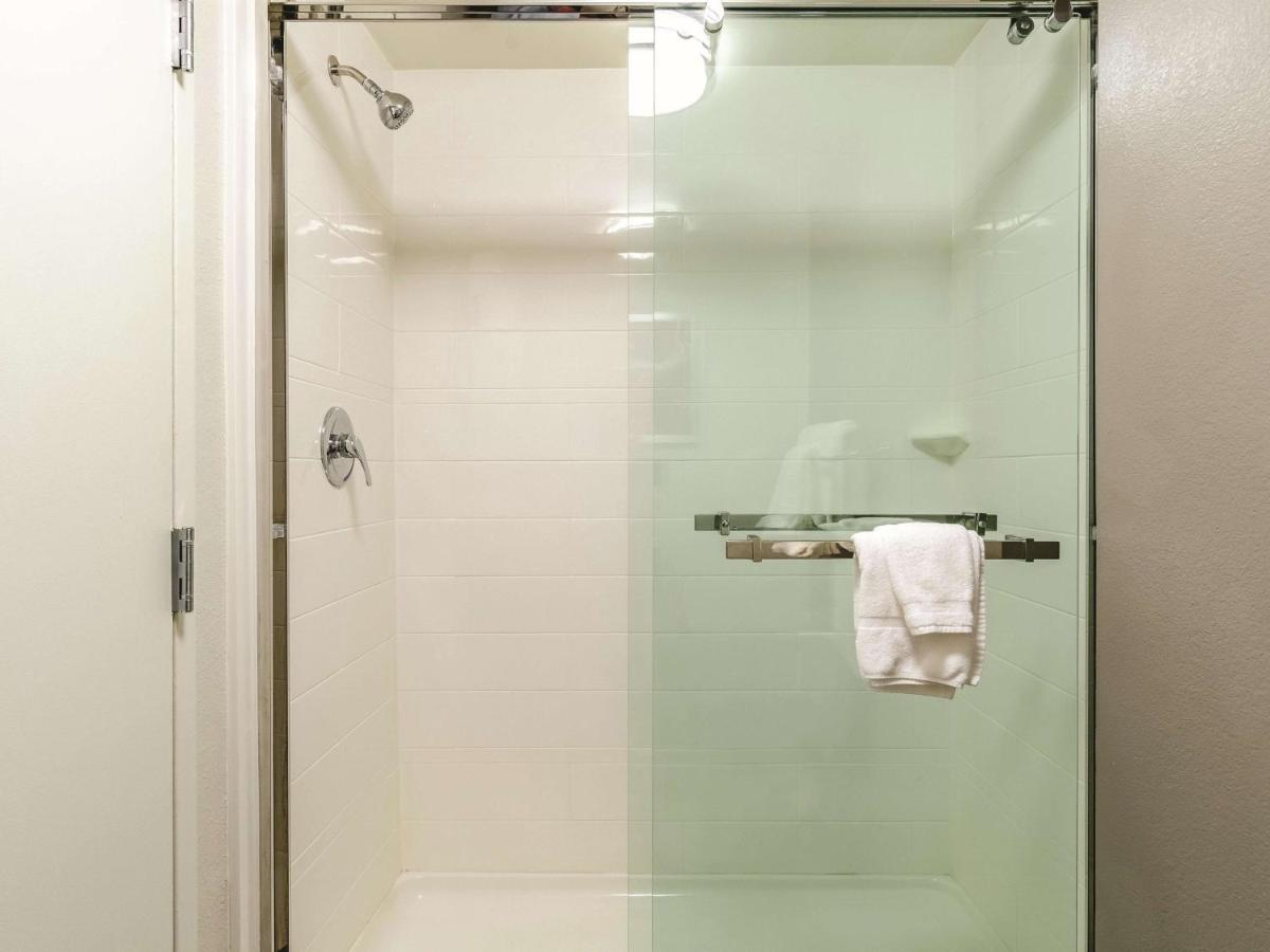 Deluxe King Room at La Quinta Inn & Suites by Wyndham Warwick Providence Airport