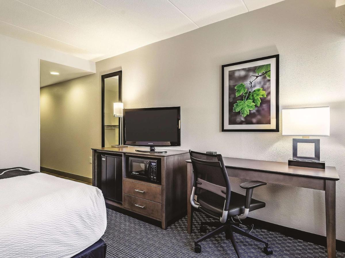 Queen Room - Disability Access at La Quinta Inn & Suites by Wyndham Warwick Providence Airport