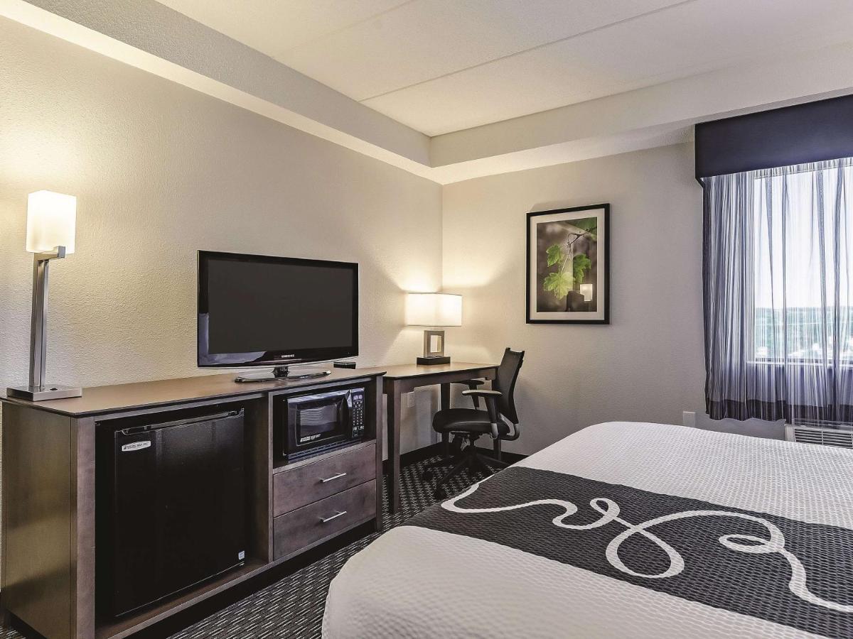 Queen Room at La Quinta Inn & Suites by Wyndham Warwick Providence Airport