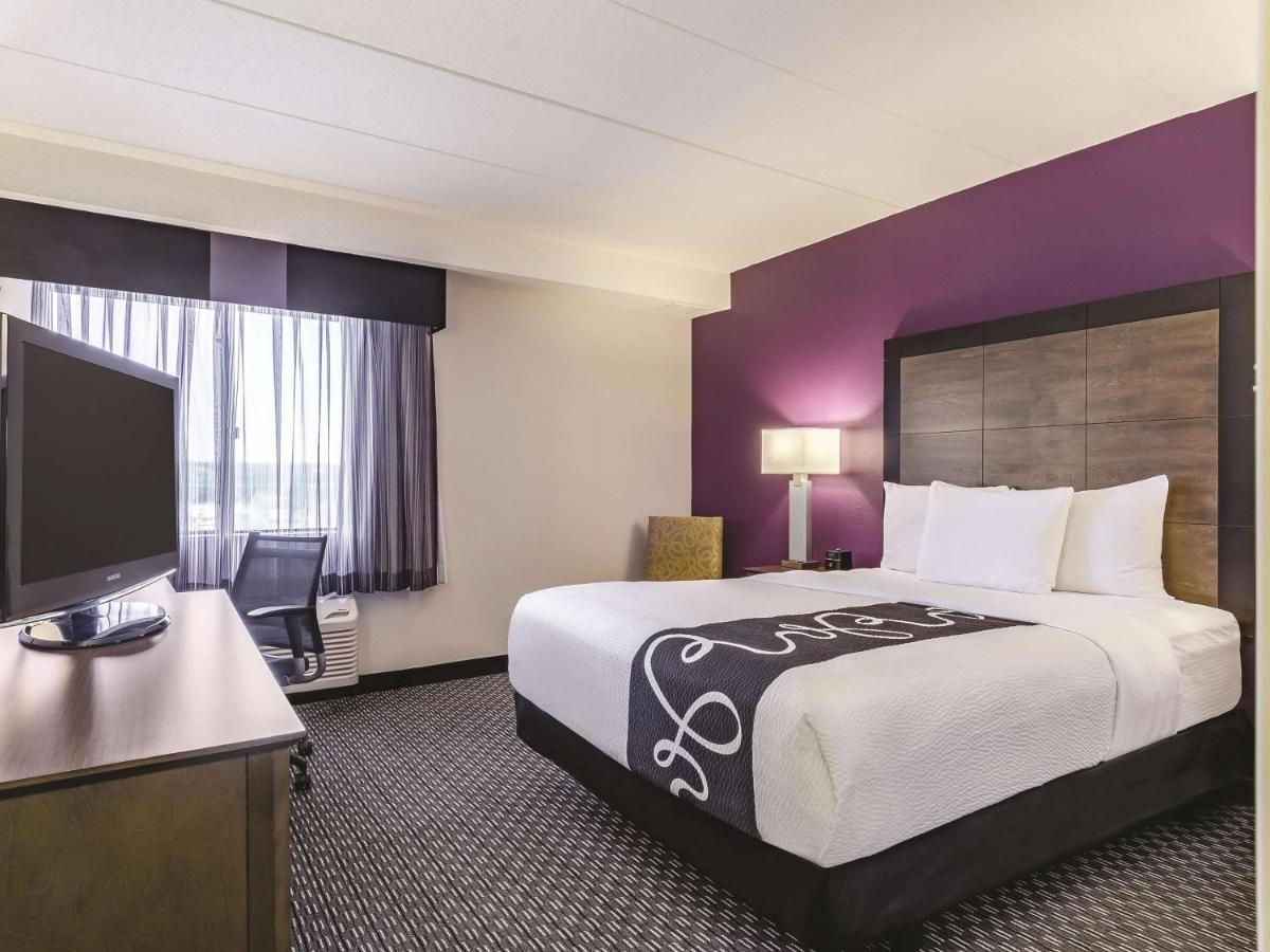 Queen Room - Disability Access at La Quinta Inn & Suites by Wyndham Warwick Providence Airport