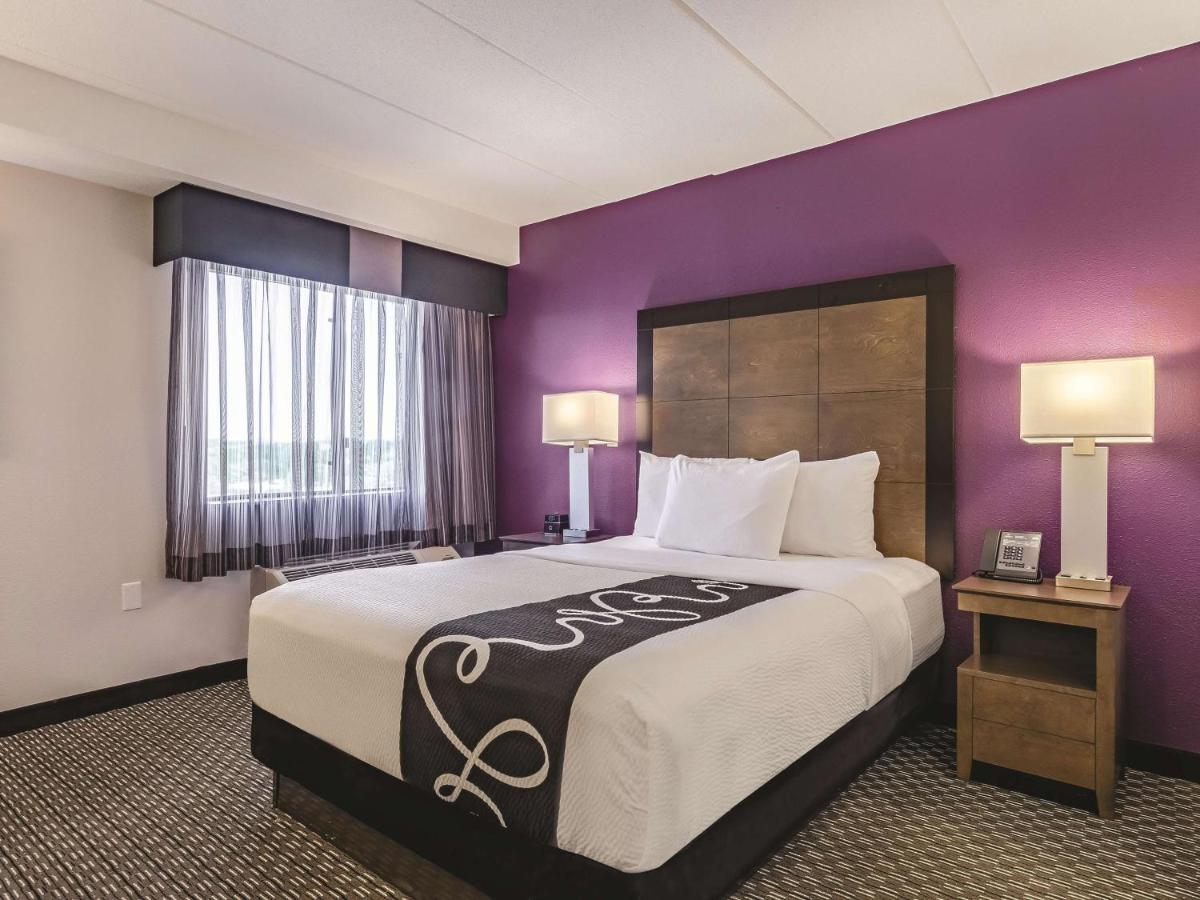 Queen Room at La Quinta Inn & Suites by Wyndham Warwick Providence Airport