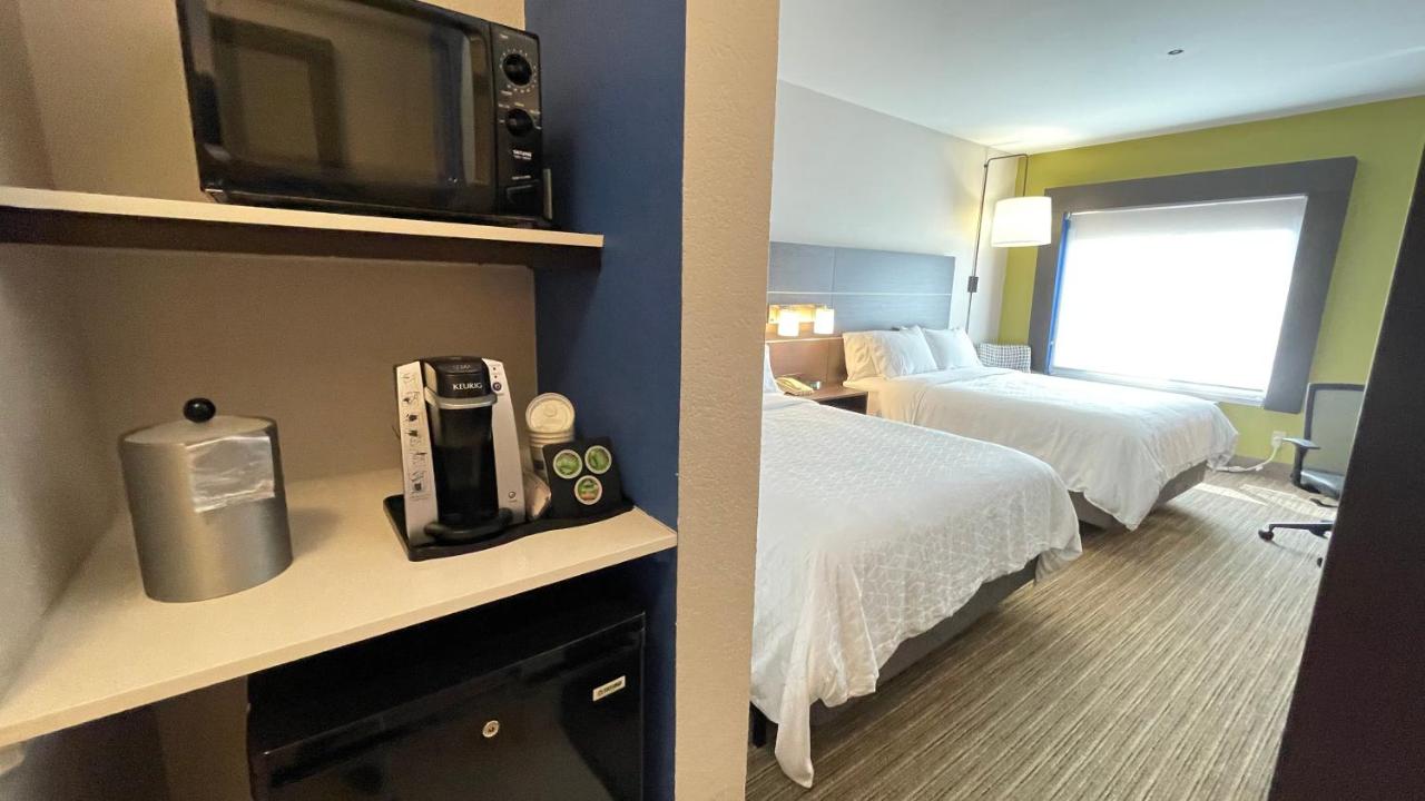 Queen Room with Two Queen Beds at Holiday Inn Express Hotel & Suites Decatur by IHG