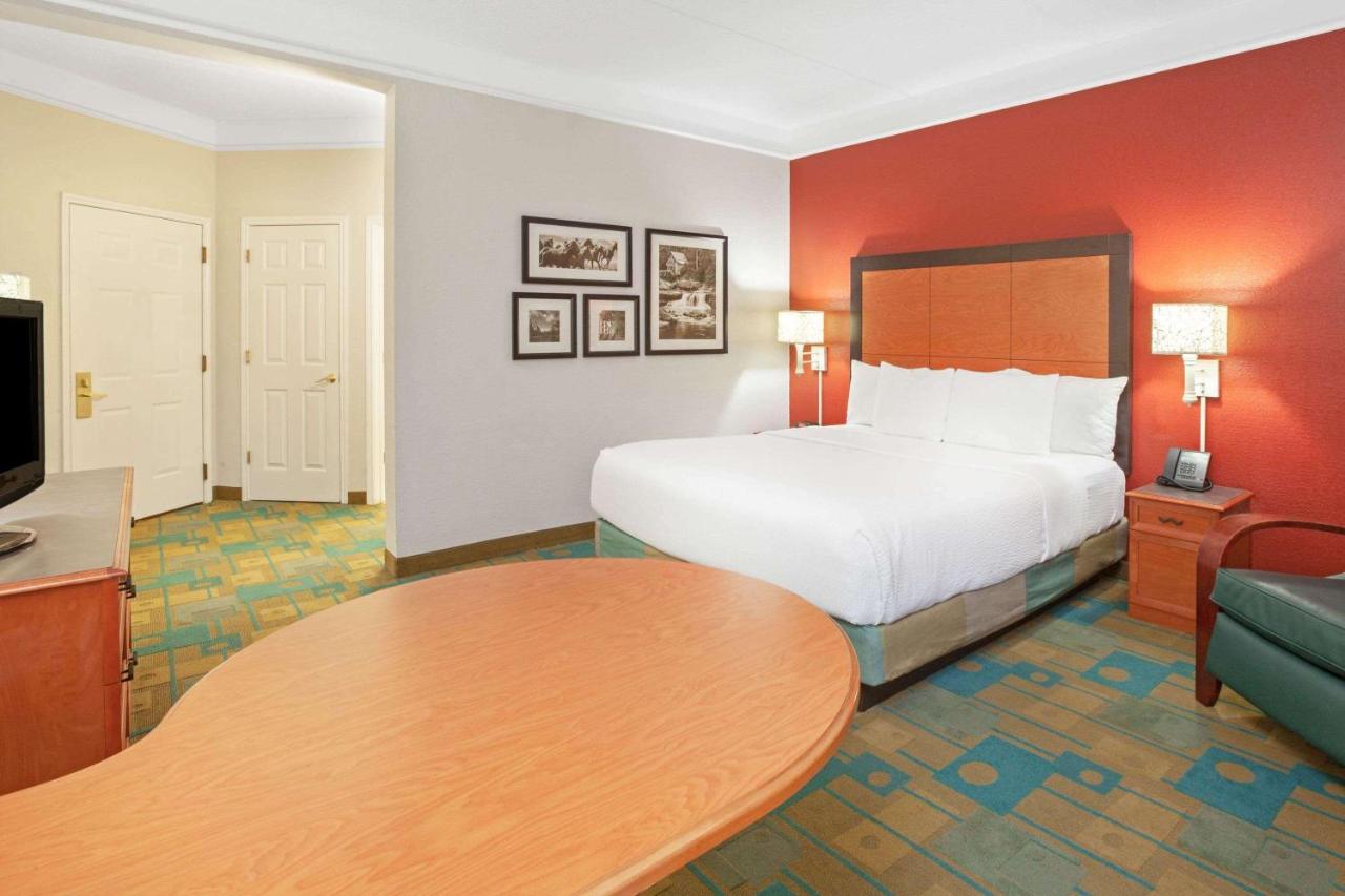 Executive King Room at La Quinta Inn & Suites by Wyndham Houston Galleria Area